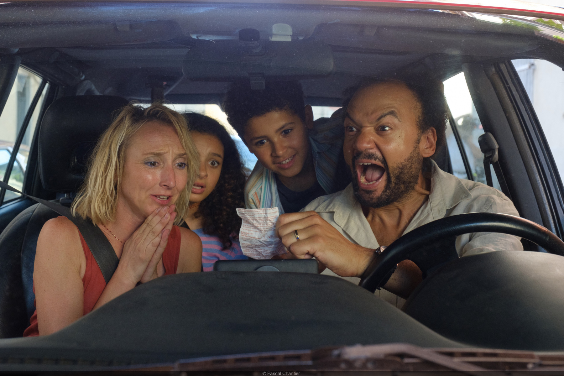 1001195-heureux-gagnants-avec-fabrice-eboue-et-audrey-lamy-au-cinema-en-mars-2024.jpg (658 KB)